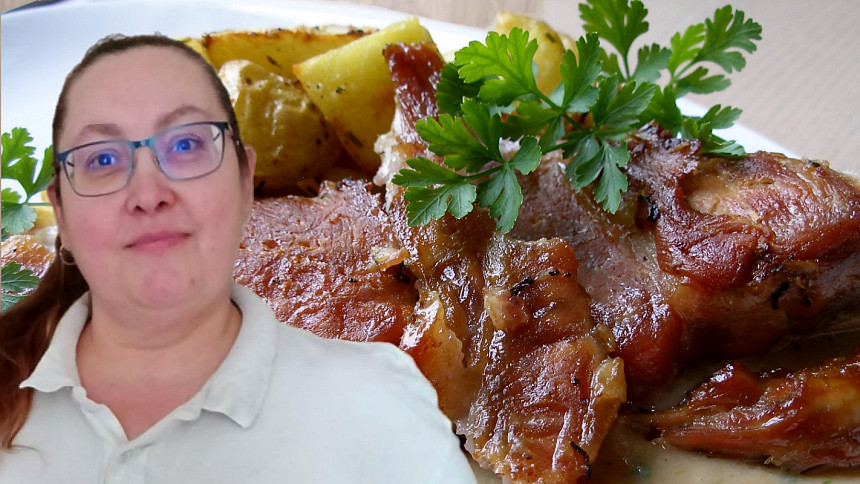 Pečené vepřové ocásky s pečenými bramborami a česnekovo-sýrovým dipem