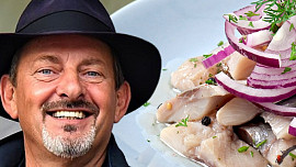 Otakar Brousek nabízí recept na sledě v hořčičné omáčce a přiznává: Jsem všežravec, třeba buřty s hořčicí a pivem jsou lahůdka