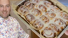 Kluci v akci slaví 20 let vysílání: Ondřej Slanina nabídl recept na šneky s perníkovým máslem a zavzpomínal na začátky