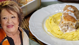 Kuře pod šlehačkovou peřinkou podle Pravoše Nebeského: Vynikající kuřecí řízky z kuchařky Jiřiny Bohdalové vás dostanou