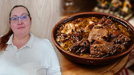 Řeznice radí, jak připravit zabijačkový guláš, který zvládnete i v paneláku. Chutná výborně a vůně přiláká i sousedy