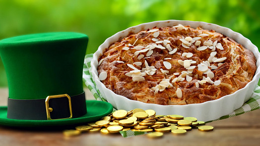 Irský jablečný koláč nejen na svátek svatého Patrika. Je rychlý, snadný, neskutečně vláčný a navíc krásně křupavý na povrchu