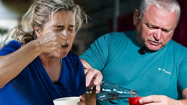 Toužimáci končí v Asia Express: Jedli pečené tarantule i salát z mravenců, po návratu si dali řízek s bramborovým salátem