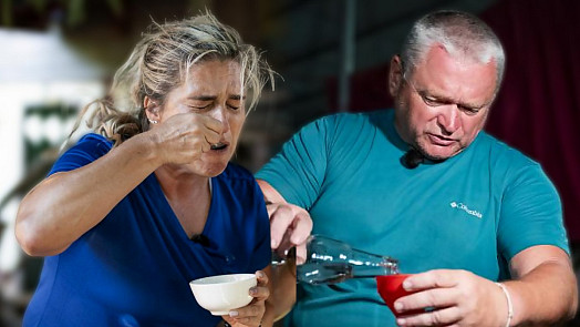 Toužimáci končí v Asia Express: Jedli pečené tarantule i salát z mravenců, po návratu si dali řízek s bramborovým salátem