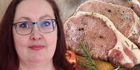 Řeznice radí: Vepřová pečeně s kostí se vyplatí koupit. Je levnější a při pečení má jednu velkou výhodu