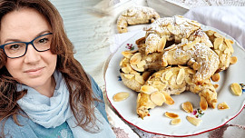 Holka u plotny peče: Dvojctihodné svatomartinské rohlíčky z křehkého těsta s ořechy a povidly chutnají božsky