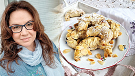 Holka u plotny peče: Dvojctihodné svatomartinské rohlíčky z křehkého těsta s ořechy a povidly chutnají božsky