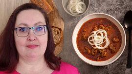 Řeznice radí: Dokonalá barva guláše začíná u cibule. Důležité je vědět, jak dlouho ji restovat