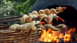 Vaření a pečení na ohni si děti zamilují! Nastartujte rodinnou tradici chlebem na klacku nebo fantastickou živáňskou