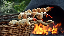 Vaření a pečení na ohni si děti zamilují! Nastartujte rodinnou tradici chlebem na klacku nebo fantastickou živáňskou