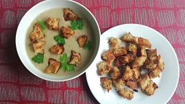 Nejkřupavější krutony jsou ty ručně trhané. Máslo, česnek a voňavé bylinky udělají z obyčejného starého pečiva luxusní zážitek