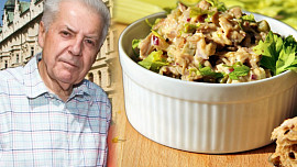 Saláty podle Přemka Podlahy: V devadesátkách frčel těstovinový salát s kuřetem nebo hermelín v zelí