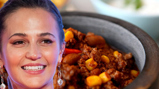 Jídelní rozmary slavných: Herečka Alicia Vikanderová alias Lara Croft miluje chleba s máslem a ráda připravuje chilli con carne