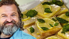Citronové řezy Josefa Maršálka jsou dokonale svěží. Do krému dává celé citrony a křehké těsto připravuje netradičně