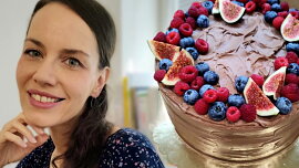 Vystudovala biologii, nakonec ji ale zlákala cukrařina. Dnes vede Pavlína Šimrová receptovou část Topreceptů