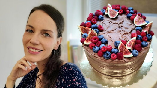 Vystudovala biologii, nakonec ji ale zlákala cukrařina. Dnes vede Pavlína Šimrová receptovou část Topreceptů
