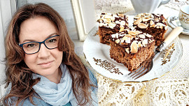 Holka u plotny peče: Rychlá kompotová buchta na plech se snadno dělá a s čokoládovou polevou skvěle chutná