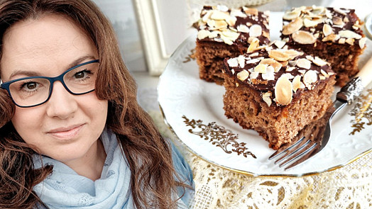 Holka u plotny peče: Rychlá kompotová buchta na plech se snadno dělá a s čokoládovou polevou skvěle chutná