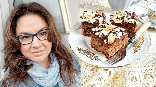 Holka u plotny peče: Rychlá kompotová buchta na plech se snadno dělá a s čokoládovou polevou skvěle chutná