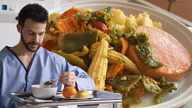 Jídlo v české nemocnici může chutnat skvěle: Losos se zeleninou, penne s parmazánem nebo bufetová snídaně jsou v těchto špitálech běžné
