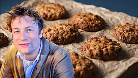 Sladká školní svačinka podle Jamieho Olivera: Sušenky z ovesných vloček voní skořicí a děti si je zamilují