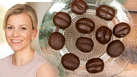 Kávová zrna podle receptu Ivety Fabešové: Nepečené cukroví voní rumem a kávou a snadno se dělá