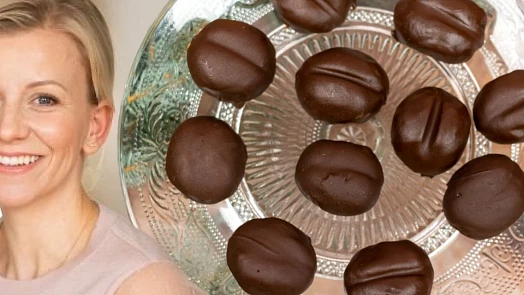 Kávová zrna podle receptu Ivety Fabešové: Nepečené cukroví voní rumem a kávou a snadno se dělá