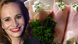 Monika Absolonová dělá ultimátní křenovou rolku. „Zmizí do půlnoci, i když jich udělám šedesát,“ směje se zpěvačka