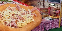 Čardáš, guláš a fronta na fantastický langoš za 100 Kč: Na pražské náplavce se koná maďarský festival Náplavkőőő