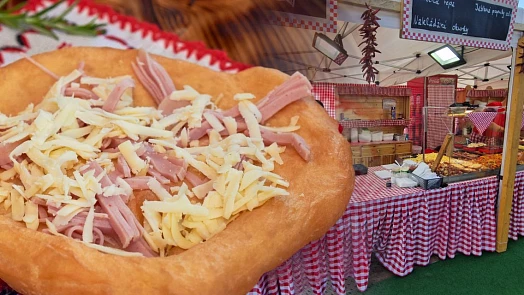 Čardáš, guláš a fronta na fantastický langoš za 100 Kč: Na pražské náplavce se koná maďarský festival Náplavkőőő