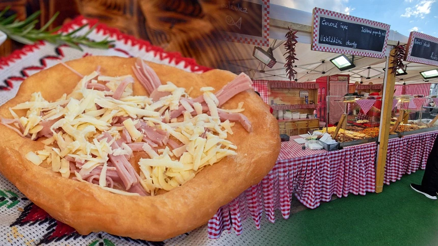 Čardáš, guláš a fronta na fantastický langoš za 100 Kč: Na pražské náplavce se koná maďarský festival Náplavkőőő