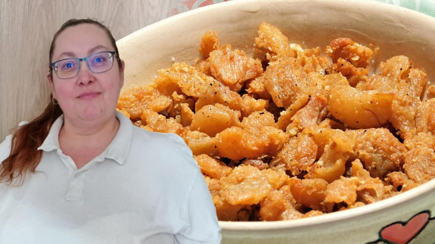 Čerstvé vepřové škvarky chutnají báječně.