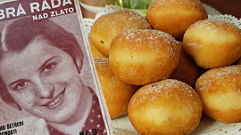 Jak šetřit a lépe vařit podle rad z roku 1930: Koblihy i palačinky budou díky těmto snadným tipům ještě lepší