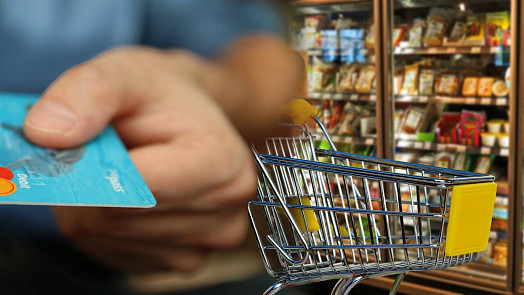 Triky supermarketů vás donutí utratit víc peněz. Dejte si pozor na košíky, vůni i zboží v uličkách