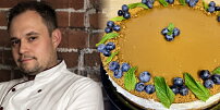 Pavel peče podle své babičky a sní o vlastním bistru. Jeho oblíbený lotuskový cheesecake si zamiluje každý