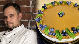Pavel peče podle své babičky a sní o vlastním bistru. Jeho oblíbený lotuskový cheesecake si zamiluje každý