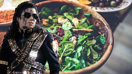 Michael Jackson měl rád smažené kuře, i když se snažil být vegetarián. Jeho posledním jídlem byl špenátový salát s kuřecím masem