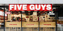 Potvrzeno: Legendární Five Guys už za dva týdny v Praze! Arašídy zdarma a burgery, ze kterých zákazníci šílí