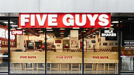 Potvrzeno: Legendární Five Guys už za dva týdny v Praze! Arašídy zdarma a burgery, ze kterých zákazníci šílí