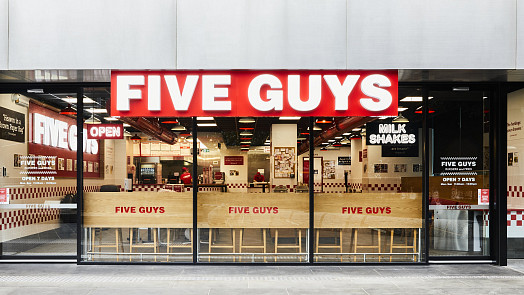 Potvrzeno: Legendární Five Guys už za dva týdny v Praze! Arašídy zdarma a burgery, ze kterých zákazníci šílí
