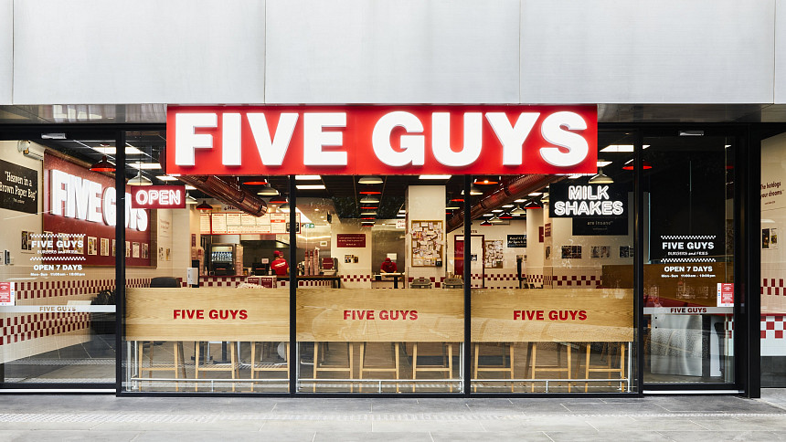 Čerstvý burger, který si necháte připravit podle svých představ - to jsou Five Guys.