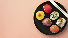 Sushi balls: Rýžové kuličky plněné lososem a okurkou chutnají jako klasické sushi, přitom jsou mnohem jednodušší na přípravu