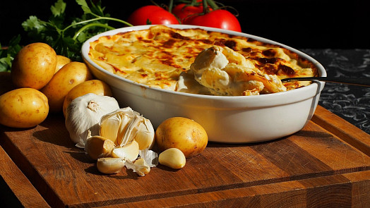 Jak na dokonalé gratinované brambory: Chuti prospěje muškátový oříšek, o křupavou krustu se postará plátek másla na povrchu