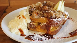 5 nápadů, jak využít zbytky po Velikonocích: Z beránka připravte kuličky cake pops nebo pohár trifle, z mazance chlebový pudink