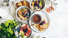 Nedělní snídaně do postele: Udělejte si luxusní kaši, zapečené toasty nebo jemnou omeletu