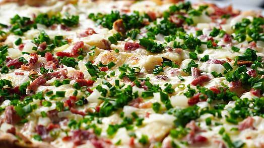 Francouzská „pizza“  se slaninou a cibulí: Alsaský slaný koláč tarte flambée si zamilujete!