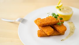 Domácí rybí prsty jsou levnější a chutnější, než ty kupované. Křupavost jim dodá panko strouhanka nebo kukuřičné lupínky
