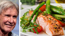 Jídelní rozmary slavných: Herec Harrison Ford přestal jíst maso, ale miluje jednoduše upraveného lososa s chřestem