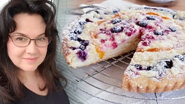 Holka u plotny radí: Jak na kynutý borůvkový koláč s meruňkami a rybízem? S tvarohovou náplní chutná skvěle a takhle snadno se dělá