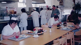 Historie závodních jídelen: Podle pamětníků stál oběd 4 až 5 Kčs, výběr jídla se razítkoval den dopředu a UHO byla pořád